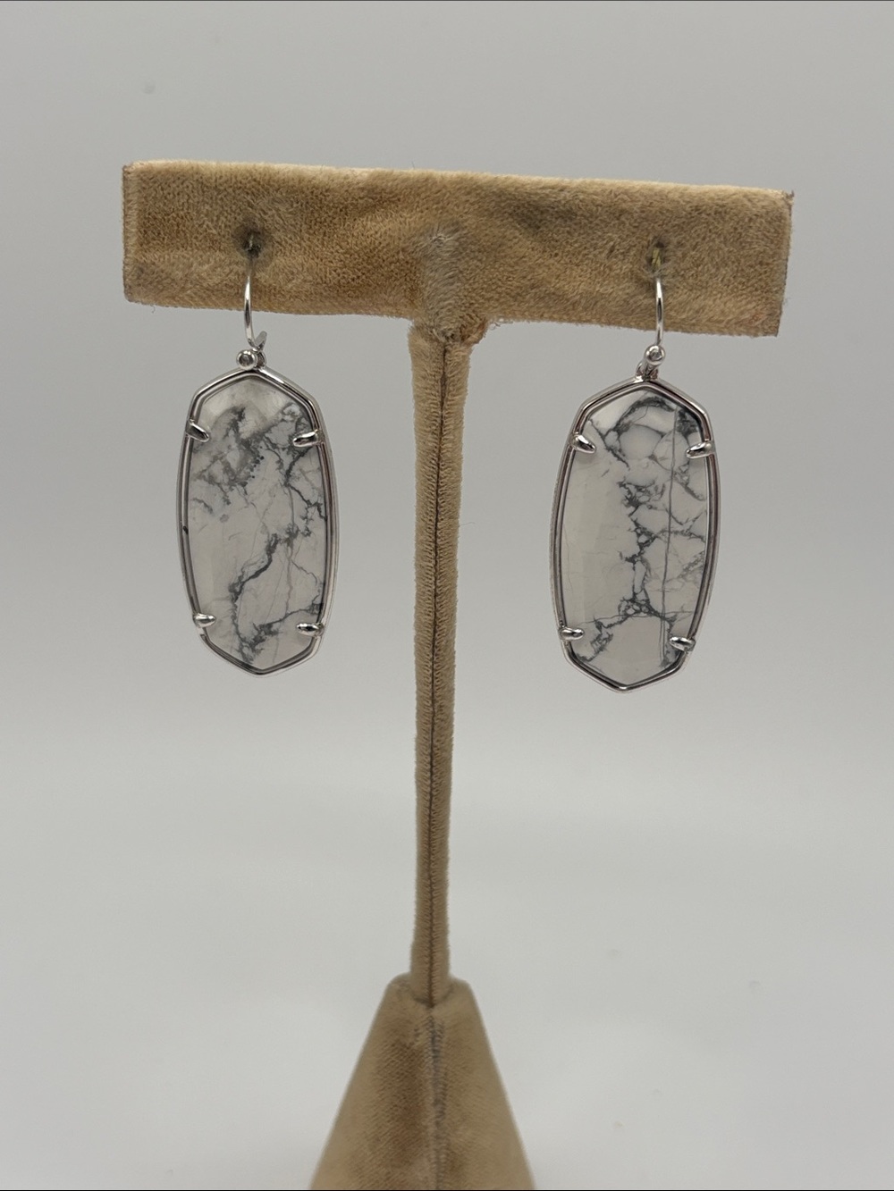 Kendra Scott White Howlite Silver Tone Drop Earrings.